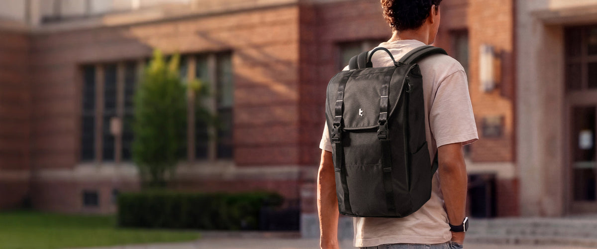 Mochila Tomtoc en la ciudad