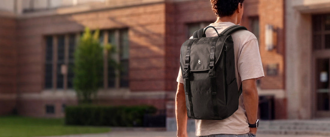 Mochila Tomtoc en la ciudad