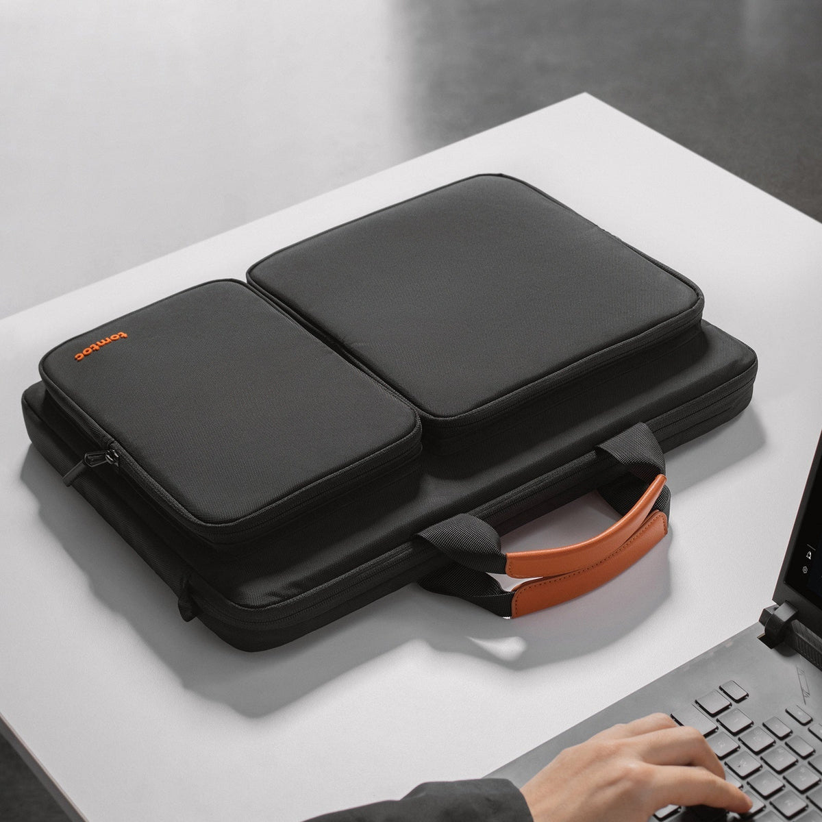 Tomtoc Maletín con Correa Defender-A42 para MacBook / Notebook 17,3" - imagen 16
