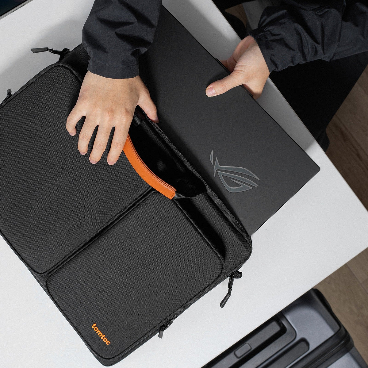 Tomtoc Maletín con Correa Defender-A42 para MacBook / Notebook 17,3" - imagen 11