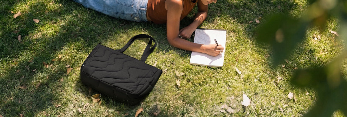 Bolso Tomtoc Terra sobre el pasto